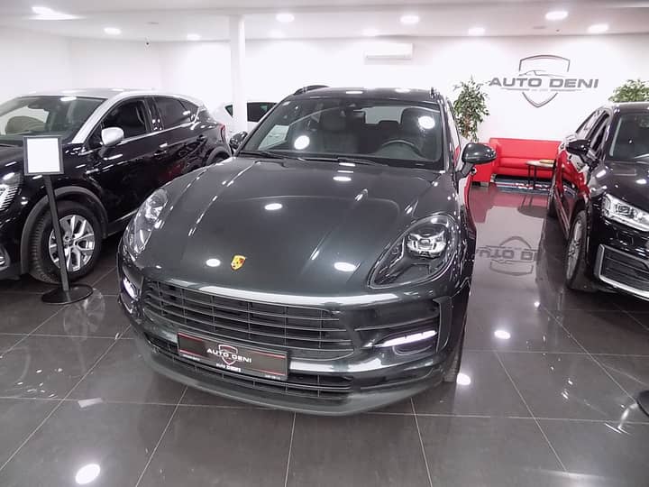 Slika prikazuje vanjski dio vozila u showroomu.
