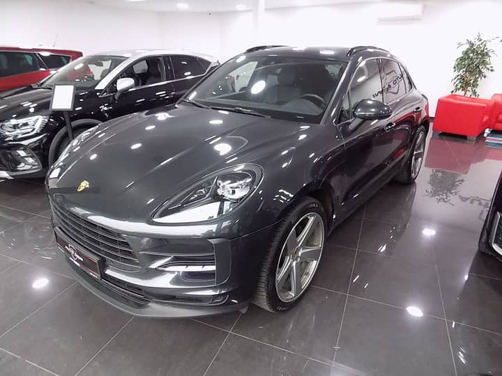 Slika prikazuje vanjštinu vozila (eksterijer) u showroomu.