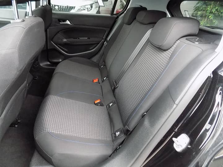 Slika prikazuje unutrašnjost stražnjeg prostora automobila.