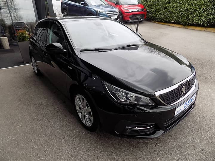Slika prikazuje vanjski dio automobila.