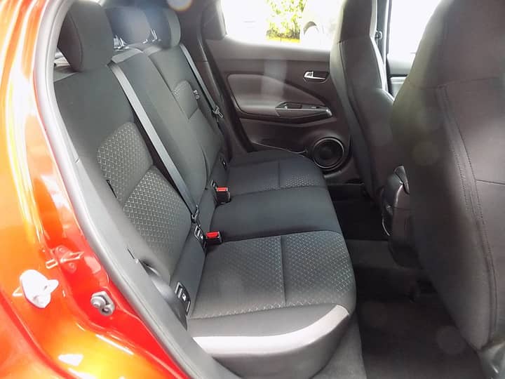 Slika prikazuje stražnju unutrašnjost automobila.