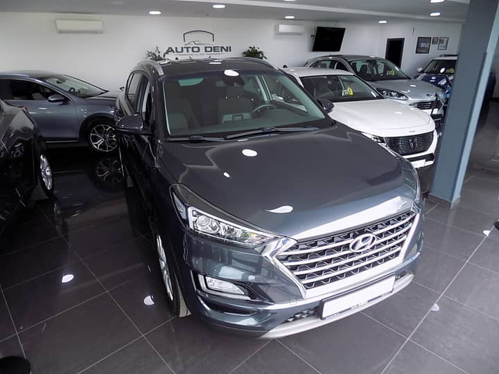 Slika prikazuje vanjsku karoseriju automobila.