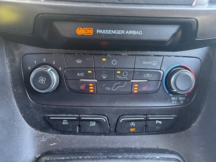 Slika prikazuje unutrašnjost vozila, fokus na kontrolnoj ploči.