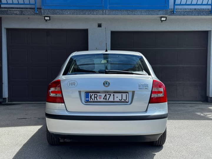 Slika prikazuje vanjski izgled vozila, stražnji dio karoserije.