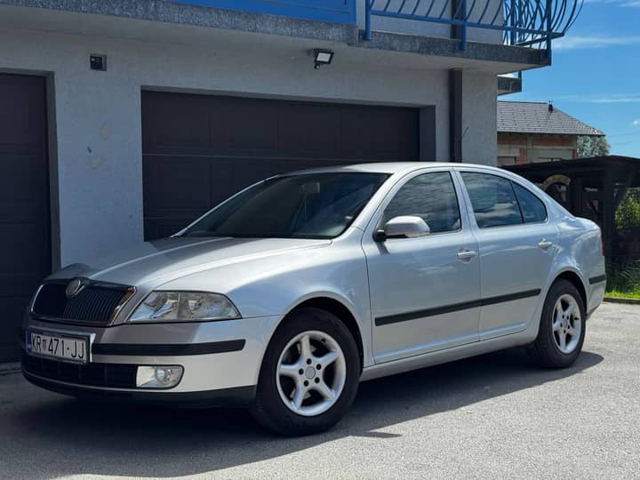 Slika prikazuje vanjsku karoseriju i kotače vozila.