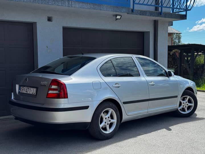 Slika prikazuje vanjski izgled vozila (eksterijer).
