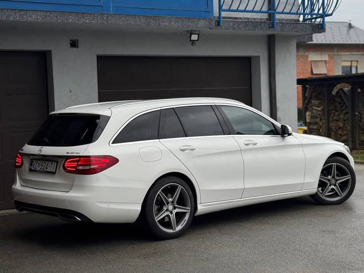 Slika prikazuje vanjsku karoseriju vozila.