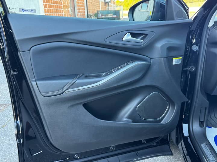 Slika prikazuje unutrašnjost automobila (prednji dio vrata).