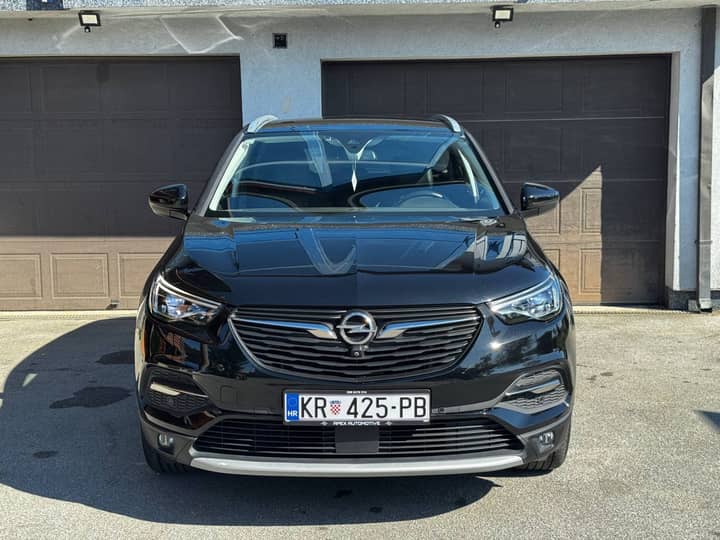 Slika prikazuje vanjski izgled automobila (prednji dio).