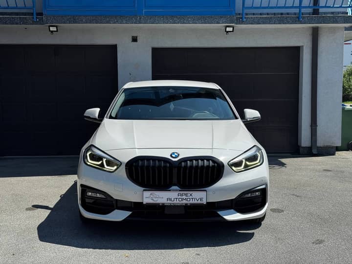 Slika prikazuje vanjski dio vozila, prednji pogled.