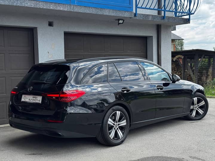Slika prikazuje vanjsku stranu vozila (eksterijer).