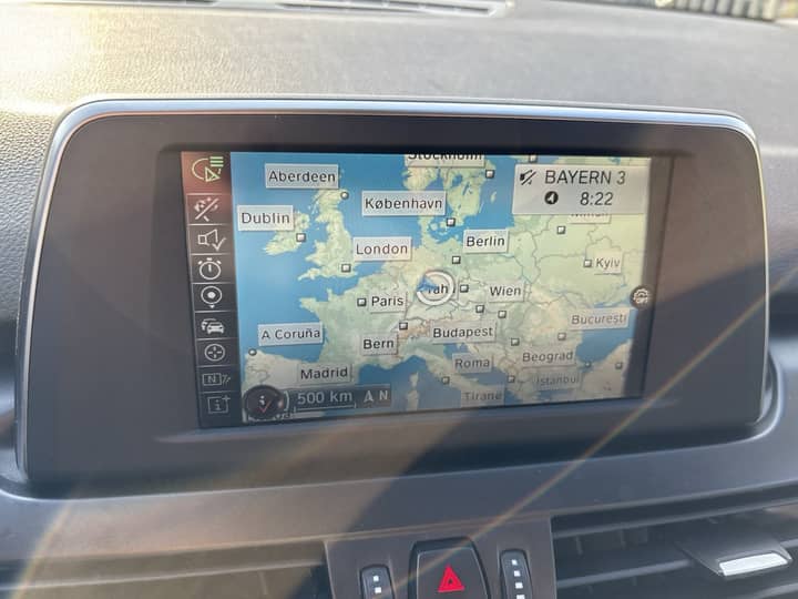 Slika prikazuje interijer vozila s navigacijskim zaslonom.