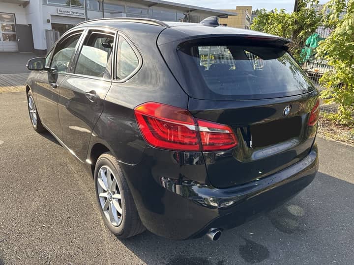 Slika prikazuje vanjsku karoseriju automobila.