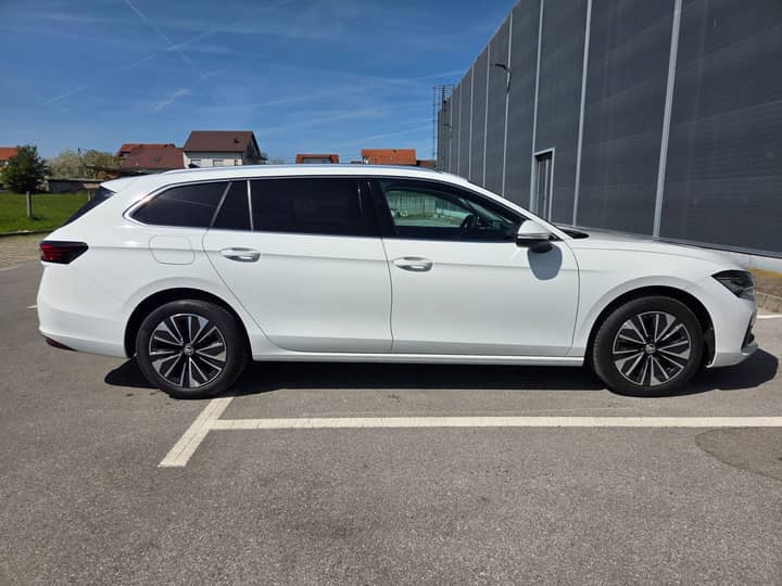 Slika prikazuje vanjski izgled vozila (eksterijer) parkiranog na parkingu.