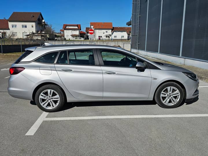 Slika prikazuje vanjsku karoseriju vozila i kotače.