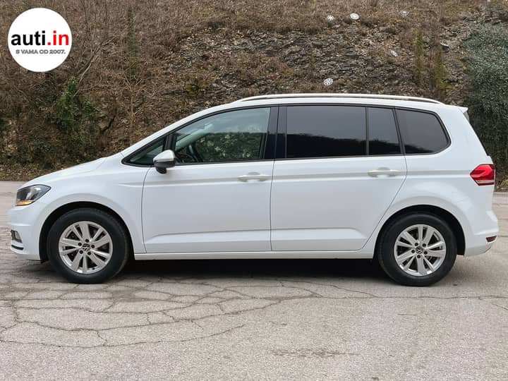 Slika prikazuje vanjsku karoseriju i bočni profil vozila.