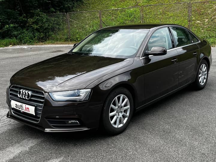 Slika prikazuje eksterijer vozila, cijeli automobil vidljiv.