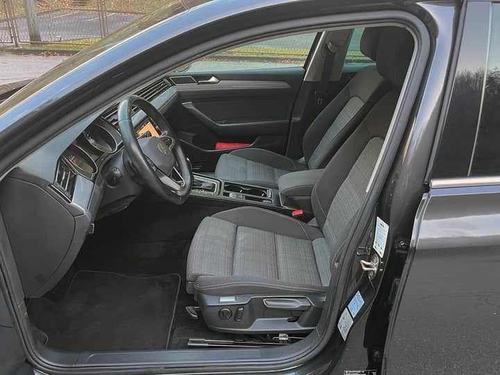 Slika prikazuje unutrašnjost vozila: prednji sjedala, volan i instrumentna ploča.