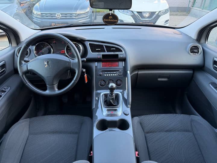 Slika prikazuje unutrašnjost vozila (volan, instrument ploča).