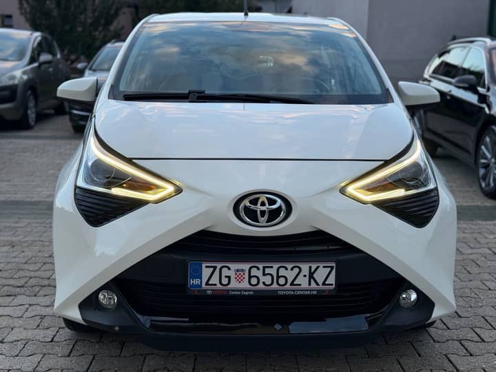 Slika prikazuje vanjski prednji dio vozila.