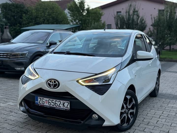Slika prikazuje vanjski izgled vozila (eksterijer).