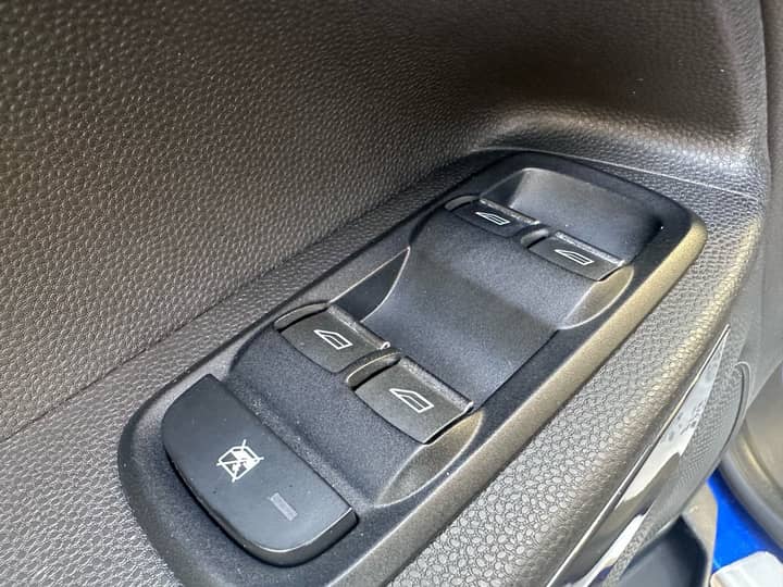 Slika prikazuje unutrašnjost vozila – kontrole prozora.