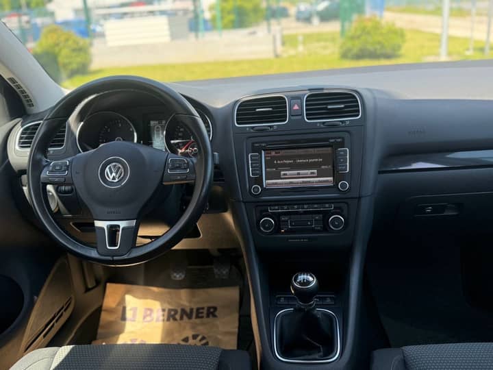 Slika prikazuje unutrašnjost vozila (volan i instrument-ploča).