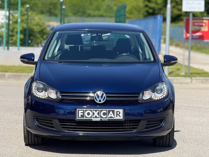 Slika prikazuje vanjsku frontnu stranu vozila.