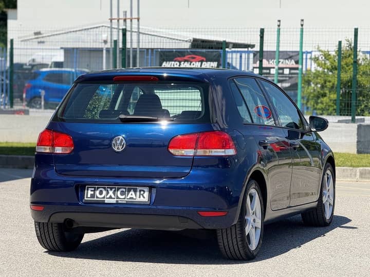 Slika prikazuje vanjski dio vozila.