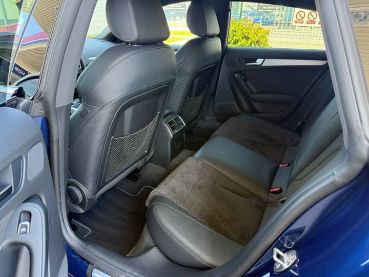 Slika prikazuje unutrašnjost vozila - stražnja sjedala.