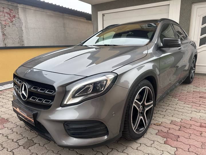 Slika prikazuje vanjsku stranu i felge automobila.