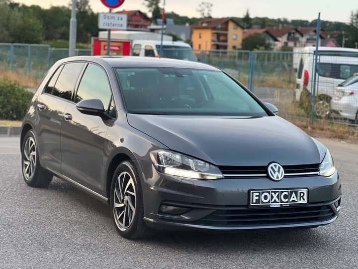 Slika prikazuje vanjski dio vozila (karoserija i kotači).