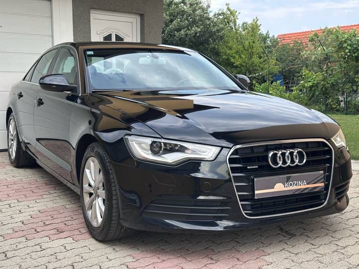 Slika prikazuje vanjski izgled automobila, karoseriju i prednje svjetlo.