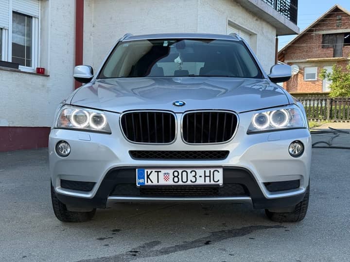 Slika prikazuje vanjsku karoseriju i prednji dio vozila.