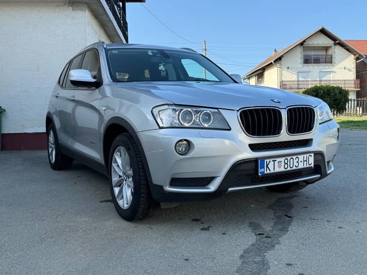 Slika prikazuje vanjski izgled vozila (eksterijer).
