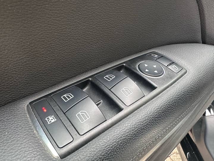 Slika prikazuje unutrašnjost vozila (panel prozora).