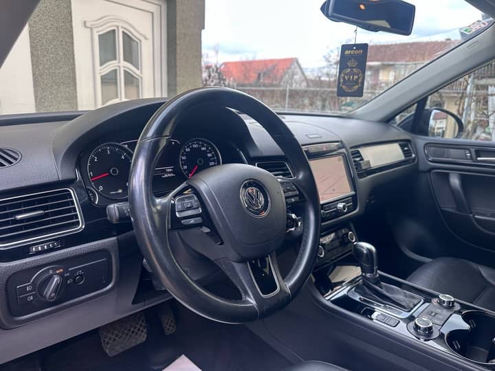Slika prikazuje unutrašnjost vozila (volan i instrument ploča).
