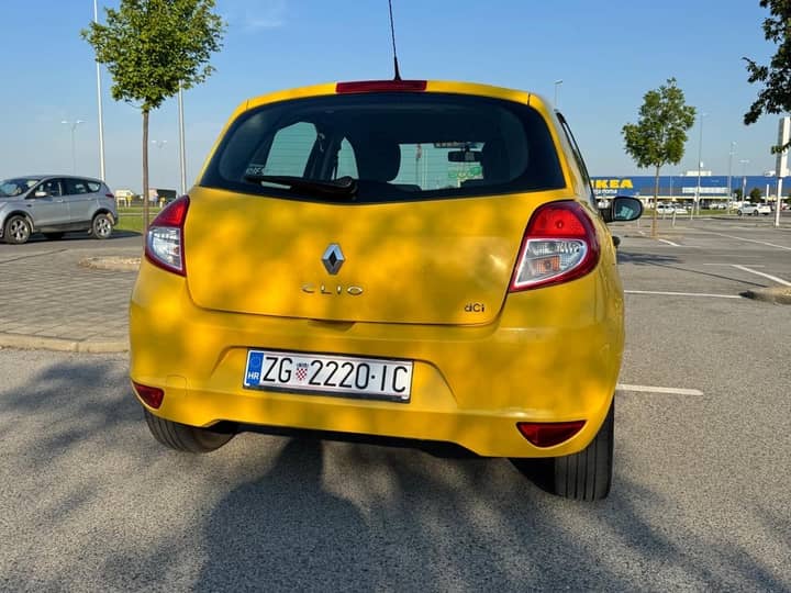 Slika prikazuje vanjski dio vozila (stražnji dio karoserije).