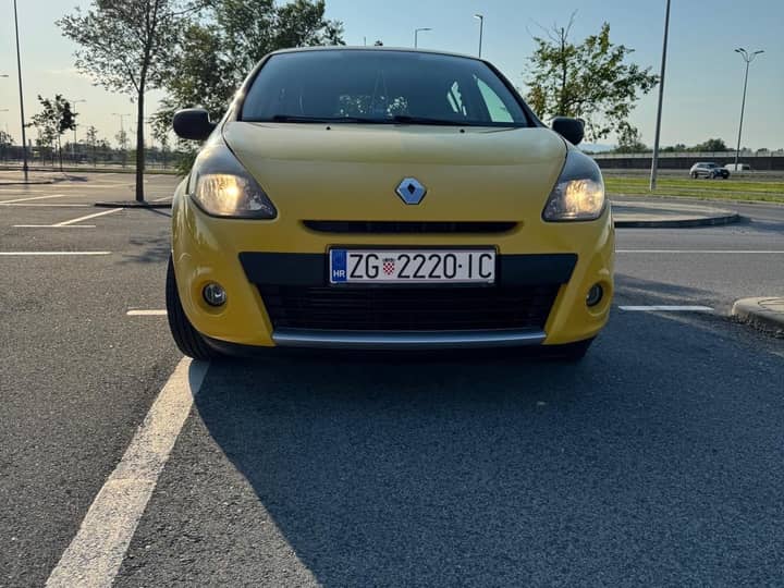 Slika prikazuje vanjski dio vozila (prednji dio).