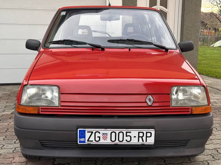 Slika prikazuje vanjski dio vozila s prednjim pogledom.