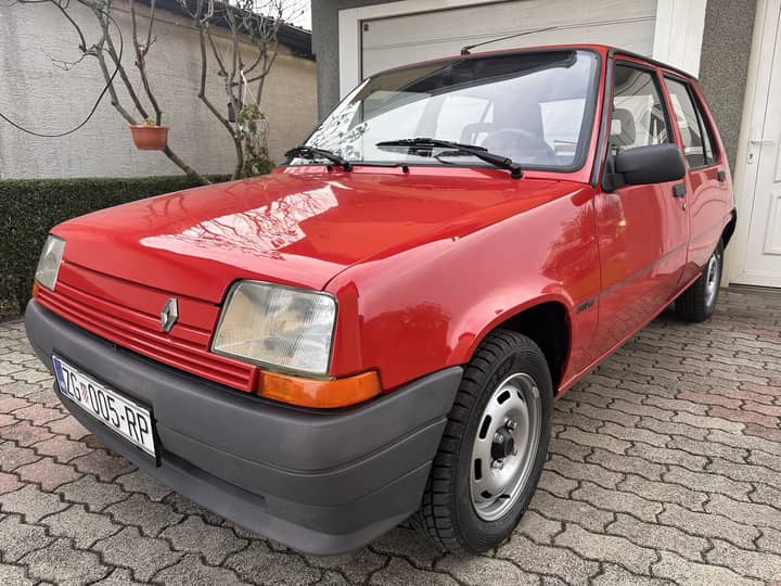 Slika prikazuje vanjski dio vozila.