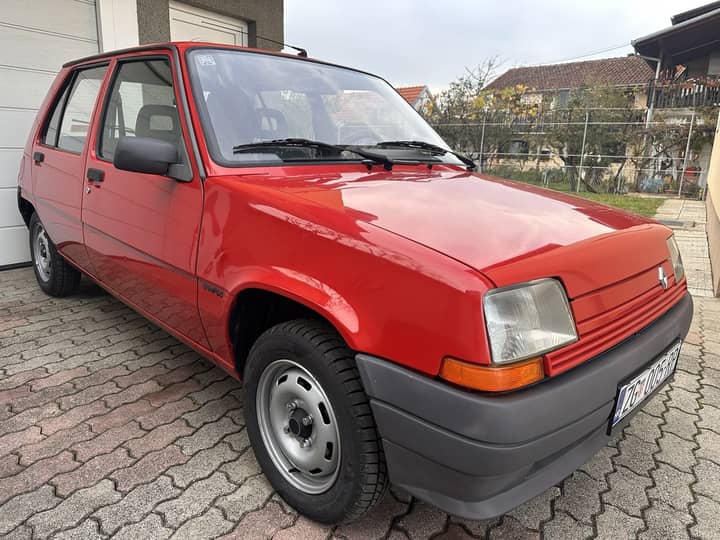 Slika prikazuje vanjski dio vozila (eksterijer).