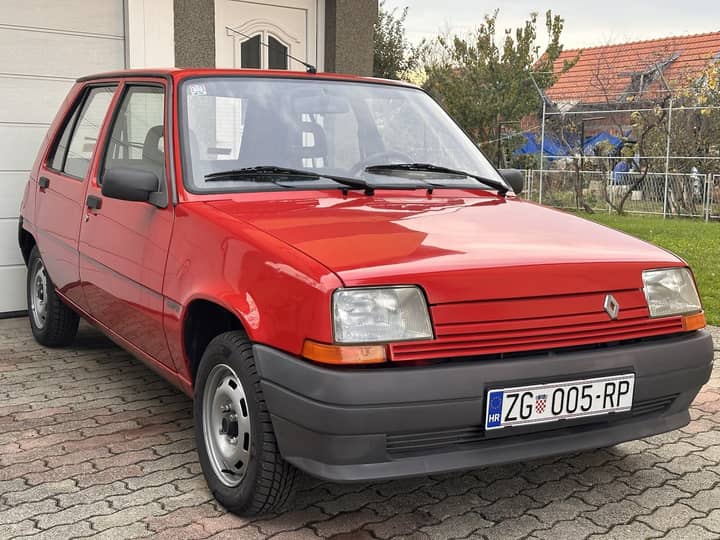 Slika prikazuje vanjsku karoseriju automobila.