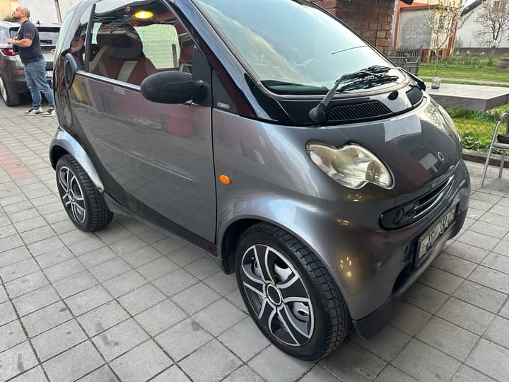 Slika prikazuje vanjski izgled vozila (eksterijer).