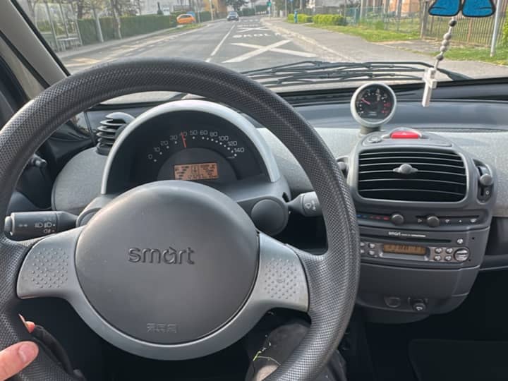Slika prikazuje unutrašnjost vozila (volan i instrument ploča).