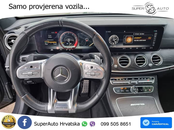 Slika prikazuje unutrašnjost vozila (volan i instrument ploča).
