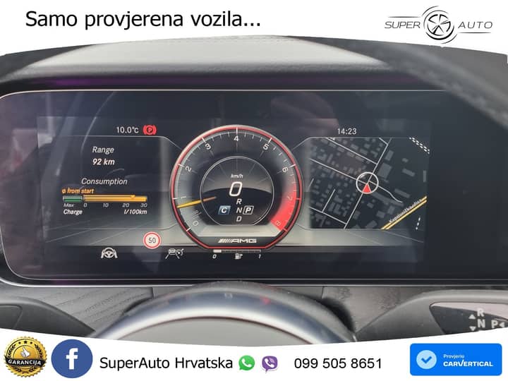 Slika prikazuje unutrašnjost vozila (instrument ploča).