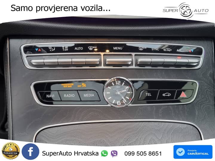 Slika prikazuje unutrašnjost vozila (instrument ploča, središnja konzola).