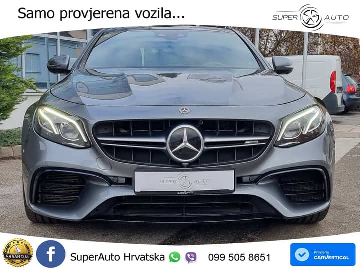Slika prikazuje vanjski dio vozila, fokus na prednjem dijelu.
