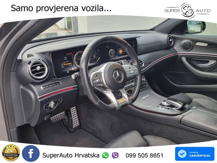 Slika prikazuje unutrašnjost vozila (volan i sjedala).